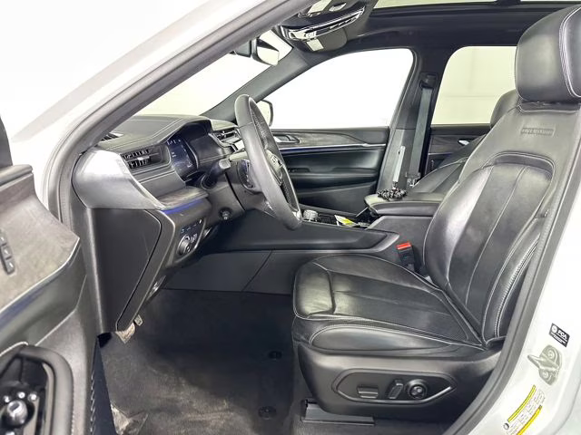 2023 Bright White Clearcoat Jeep Grand Cherokee Overland 4xe 4X4 SUV