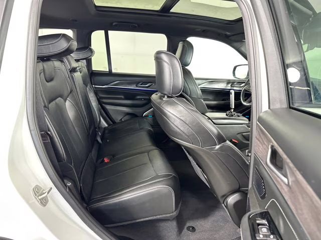 2023 Bright White Clearcoat Jeep Grand Cherokee Overland 4xe 4X4 SUV