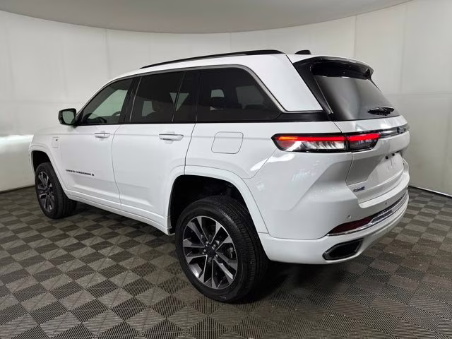 2023 Bright White Clearcoat Jeep Grand Cherokee Overland 4xe 4X4 SUV