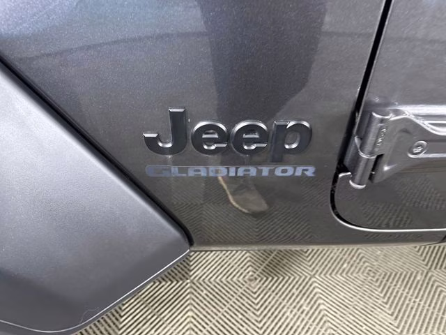2022 Granite Crystal Metallic Clearcoat Jeep Gladiator Sport 4X4 Truck