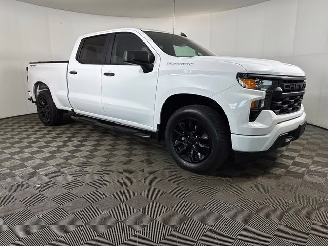 2022 Summit White Chevrolet Silverado 1500 Custom 4X4 Truck