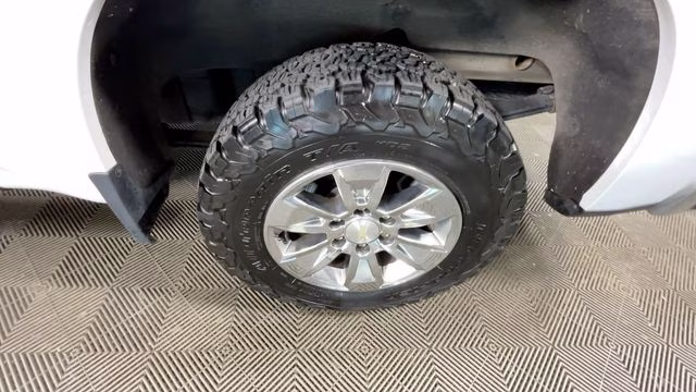 2022 Summit White Chevrolet Silverado 1500 LT 4X4 Truck