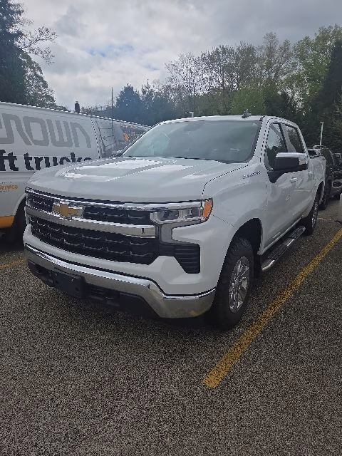 2022 Summit White Chevrolet Silverado 1500 LT 4X4 Truck