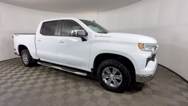 2022 Summit White Chevrolet Silverado 1500 LT 4X4 Truck