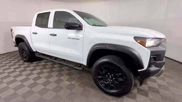 2023 Summit White Chevrolet Colorado Trail Boss 4X4 Truck