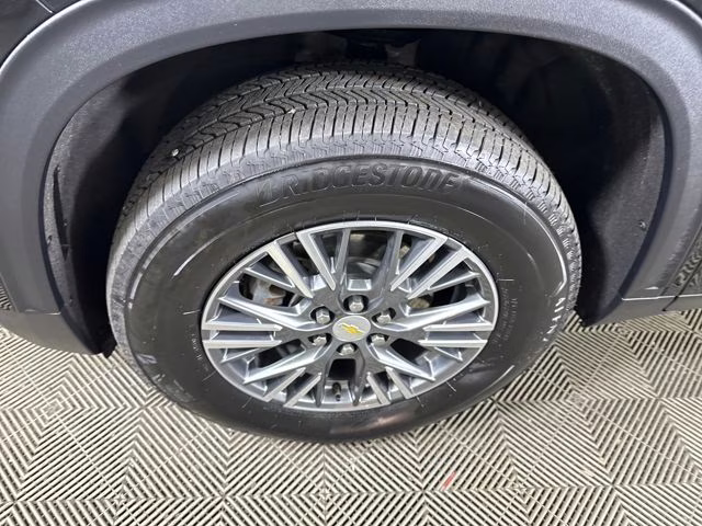 2024 Mosaic Black Metallic Chevrolet Traverse LT FWD SUV