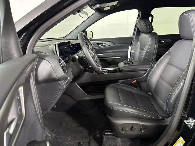 2024 Mosaic Black Metallic Chevrolet Traverse LT FWD SUV