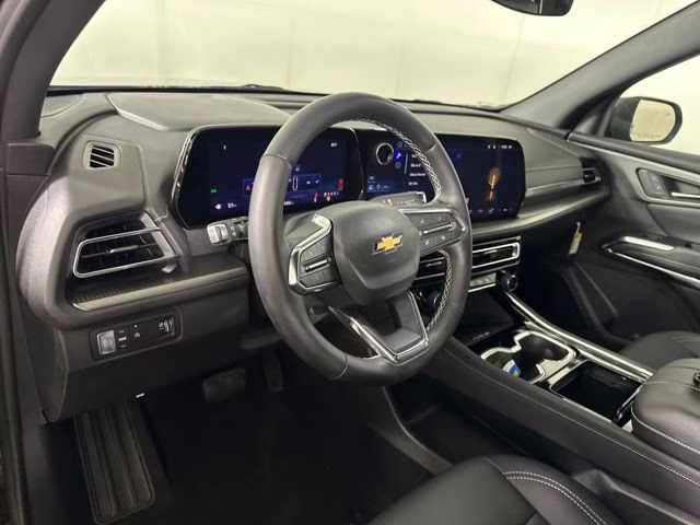 2024 Mosaic Black Metallic Chevrolet Traverse LT FWD SUV