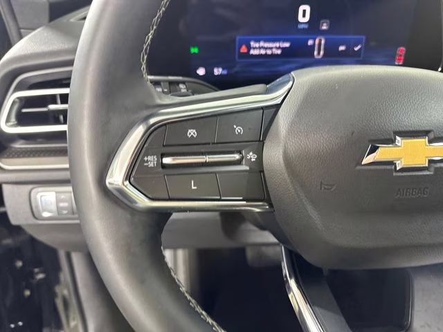2024 Mosaic Black Metallic Chevrolet Traverse LT FWD SUV