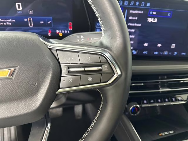 2024 Mosaic Black Metallic Chevrolet Traverse LT FWD SUV