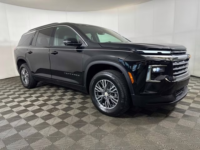 2024 Mosaic Black Metallic Chevrolet Traverse LT FWD SUV