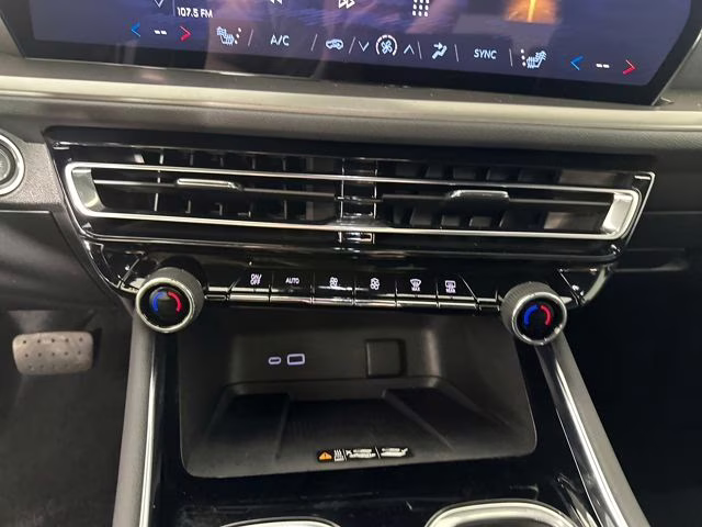2024 Mosaic Black Metallic Chevrolet Traverse LT FWD SUV