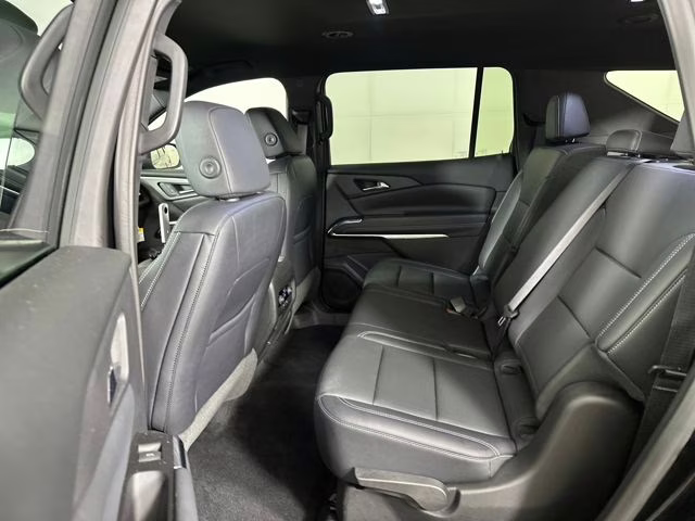 2024 Mosaic Black Metallic Chevrolet Traverse LT FWD SUV