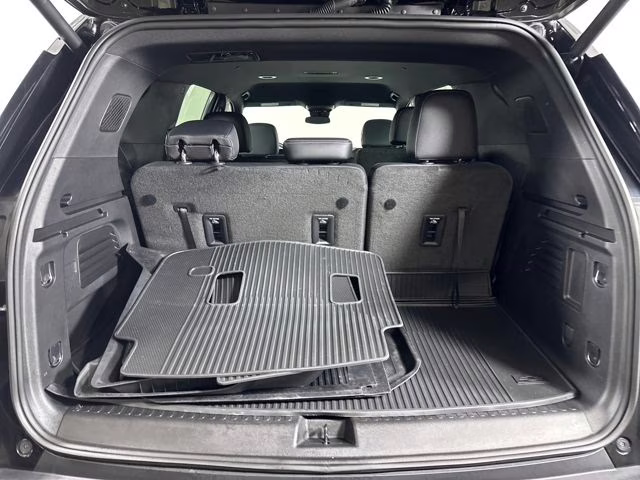 2024 Mosaic Black Metallic Chevrolet Traverse LT FWD SUV