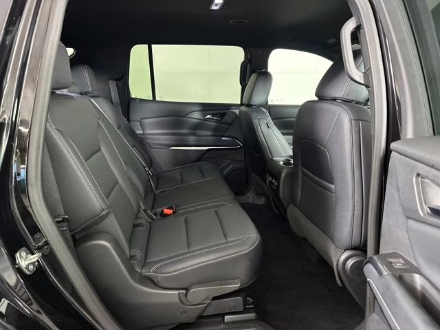 2024 Mosaic Black Metallic Chevrolet Traverse LT FWD SUV