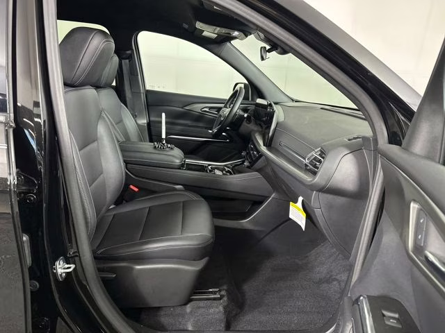 2024 Mosaic Black Metallic Chevrolet Traverse LT FWD SUV
