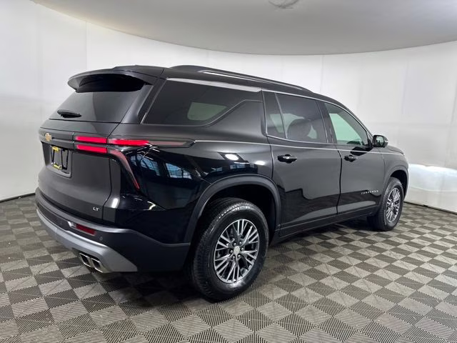 2024 Mosaic Black Metallic Chevrolet Traverse LT FWD SUV