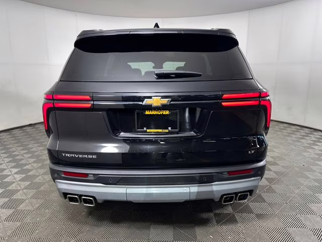 2024 Mosaic Black Metallic Chevrolet Traverse LT FWD SUV