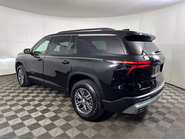 2024 Mosaic Black Metallic Chevrolet Traverse LT FWD SUV