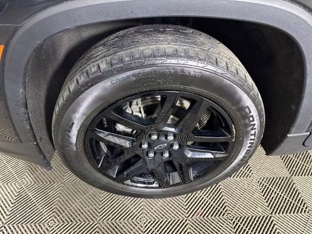 2022 Mosaic Black Metallic Chevrolet Traverse LT FWD SUV