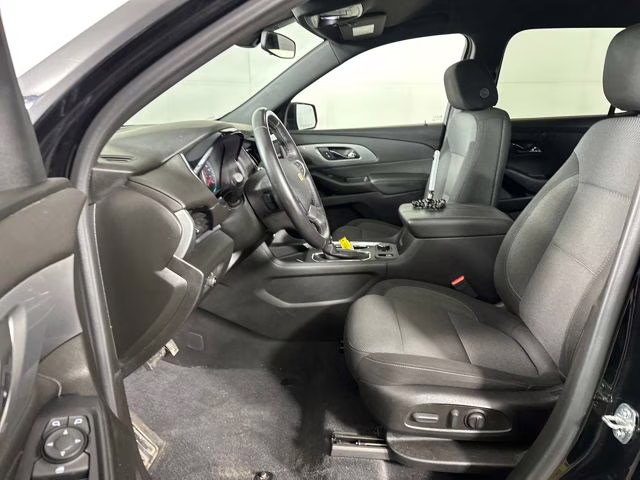 2022 Mosaic Black Metallic Chevrolet Traverse LT FWD SUV