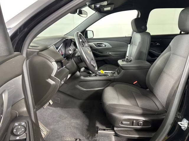 2022 Mosaic Black Metallic Chevrolet Traverse LT FWD SUV