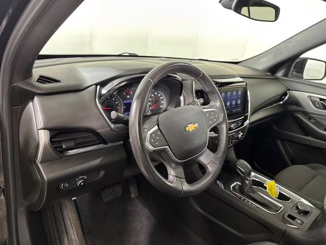 2022 Mosaic Black Metallic Chevrolet Traverse LT FWD SUV