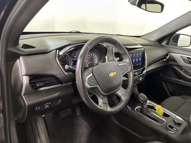 2022 Mosaic Black Metallic Chevrolet Traverse LT FWD SUV