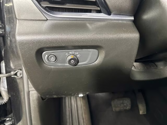 2022 Mosaic Black Metallic Chevrolet Traverse LT FWD SUV
