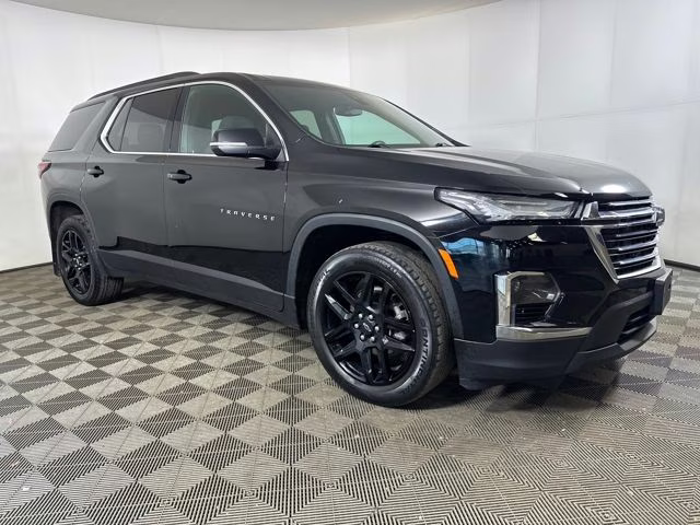 2022 Mosaic Black Metallic Chevrolet Traverse LT FWD SUV