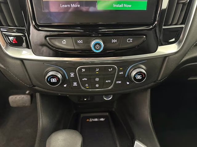 2022 Mosaic Black Metallic Chevrolet Traverse LT FWD SUV