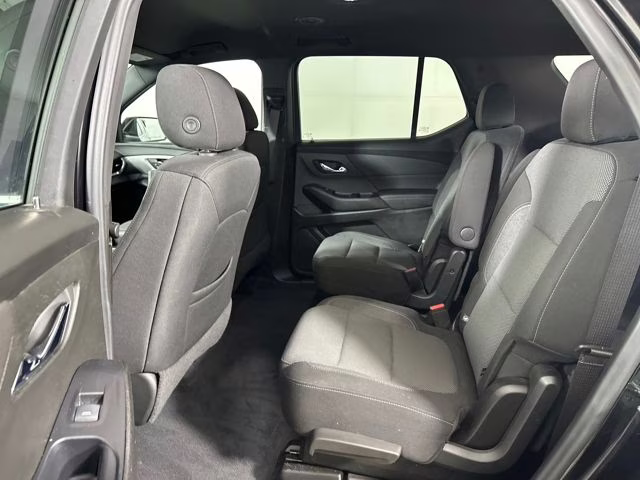 2022 Mosaic Black Metallic Chevrolet Traverse LT FWD SUV
