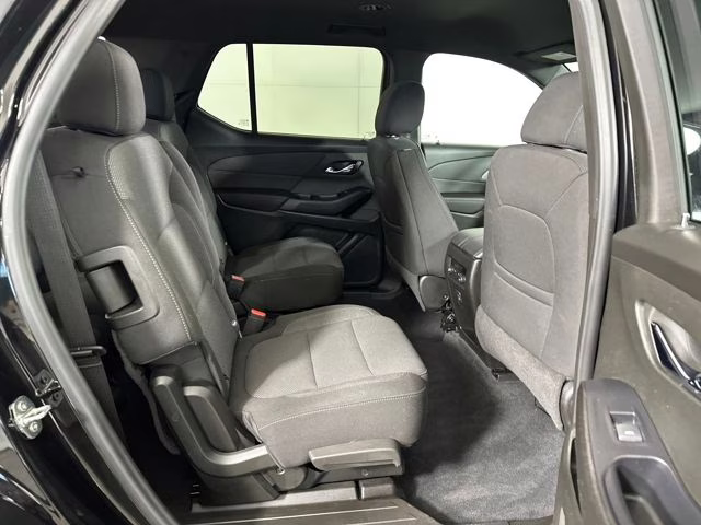 2022 Mosaic Black Metallic Chevrolet Traverse LT FWD SUV