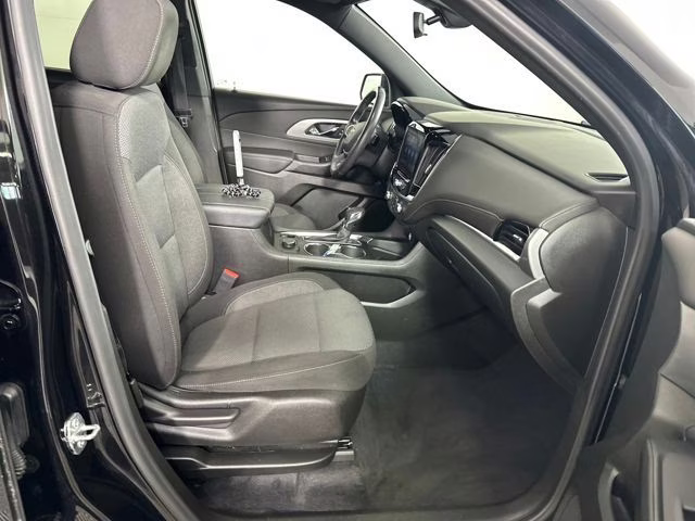 2022 Mosaic Black Metallic Chevrolet Traverse LT FWD SUV