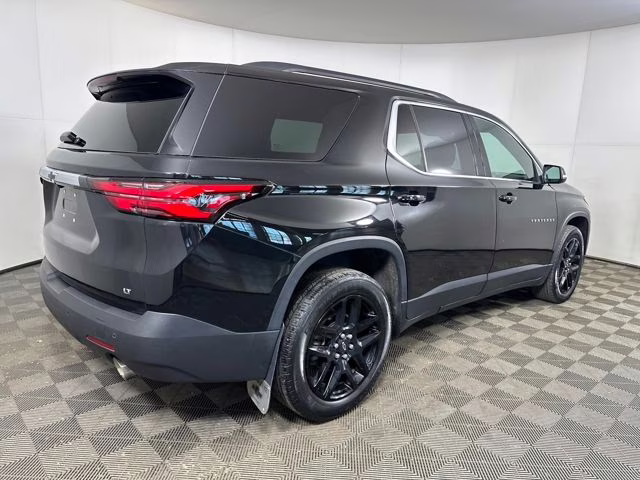 2022 Mosaic Black Metallic Chevrolet Traverse LT FWD SUV