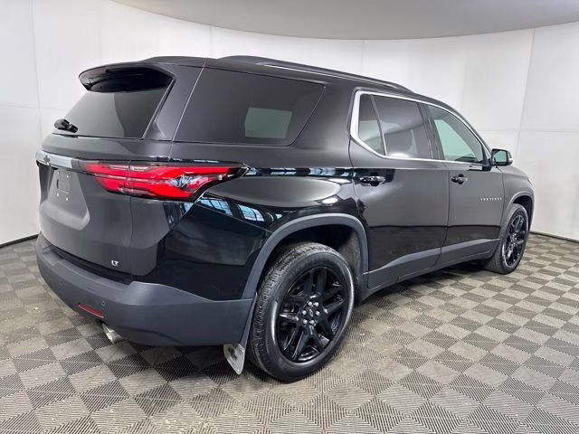 2022 Mosaic Black Metallic Chevrolet Traverse LT FWD SUV