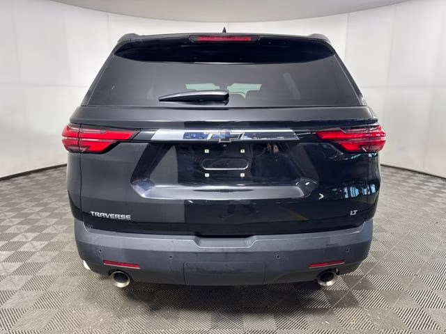 2022 Mosaic Black Metallic Chevrolet Traverse LT FWD SUV