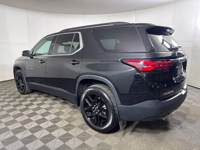 2022 Mosaic Black Metallic Chevrolet Traverse LT FWD SUV
