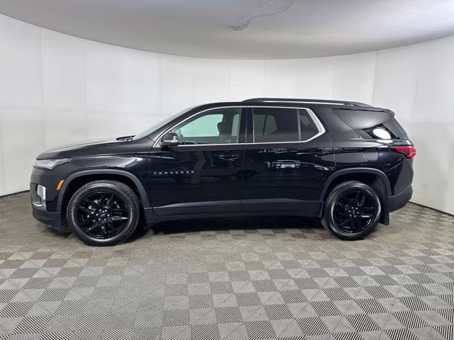 2022 Mosaic Black Metallic Chevrolet Traverse LT FWD SUV