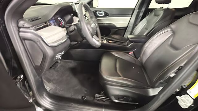 2024 Diamond Black Crystal Pearlcoat Jeep Compass Limited 4X4 SUV