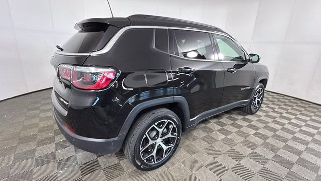 2024 Diamond Black Crystal Pearlcoat Jeep Compass Limited 4X4 SUV