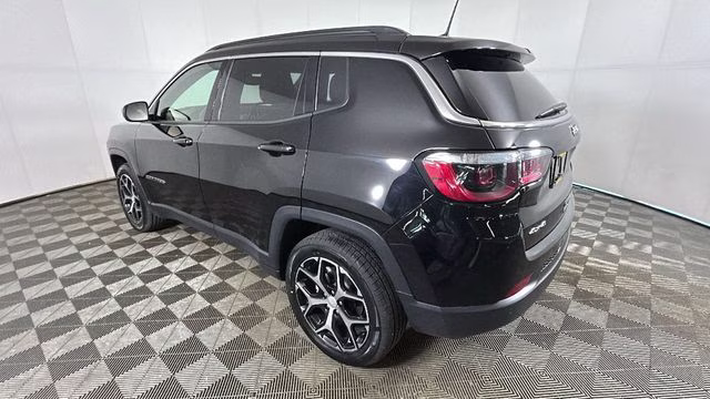 2024 Diamond Black Crystal Pearlcoat Jeep Compass Limited 4X4 SUV