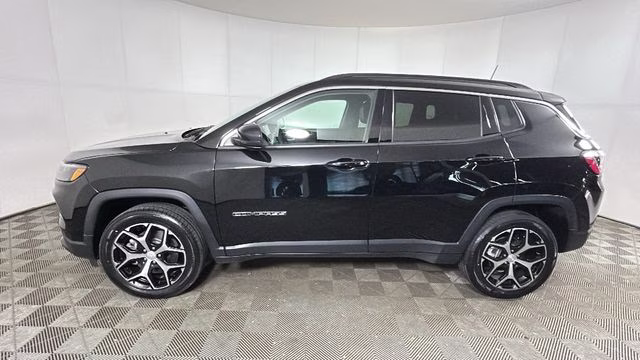 2024 Diamond Black Crystal Pearlcoat Jeep Compass Limited 4X4 SUV