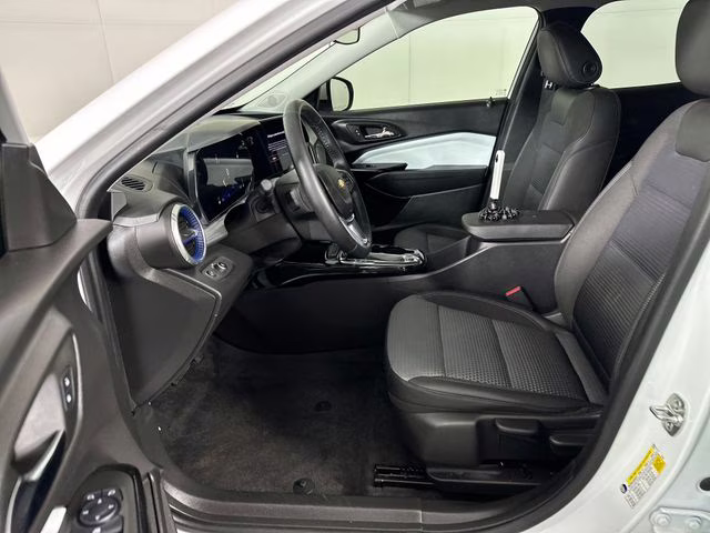 2025 Summit White Chevrolet Trax LT FWD SUV