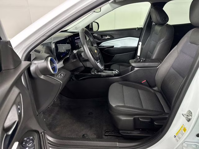 2025 Summit White Chevrolet Trax LT FWD SUV