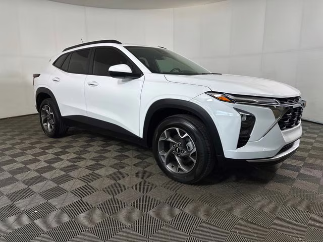 2025 Summit White Chevrolet Trax LT FWD SUV