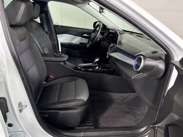 2025 Summit White Chevrolet Trax LT FWD SUV