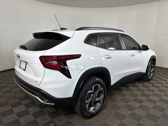 2025 Summit White Chevrolet Trax LT FWD SUV