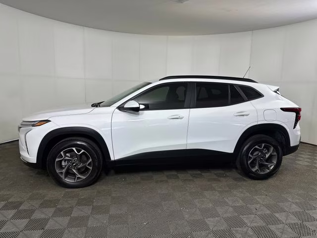 2025 Summit White Chevrolet Trax LT FWD SUV