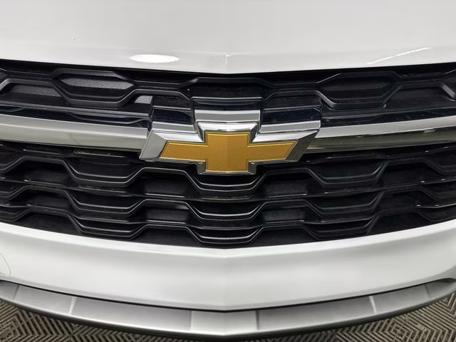 2025 Summit White Chevrolet Trax LT FWD SUV